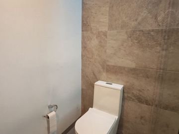 Casa seminueva en Lomas de Angelópolis Puebla con doble altura y roof garden techado