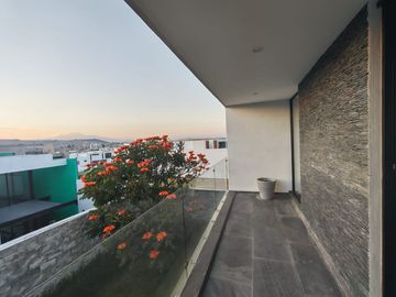 Casa seminueva en Lomas de Angelópolis Puebla con doble altura y roof garden techado