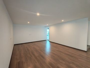 Casa seminueva en Lomas de Angelópolis Puebla con doble altura y roof garden techado