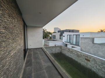 Casa seminueva en Lomas de Angelópolis Puebla con doble altura y roof garden techado