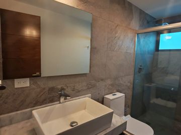 Casa seminueva en Lomas de Angelópolis Puebla con doble altura y roof garden techado