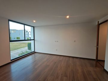 Casa seminueva en Lomas de Angelópolis Puebla con doble altura y roof garden techado