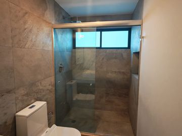 Casa seminueva en Lomas de Angelópolis Puebla con doble altura y roof garden techado