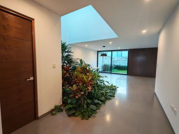 Casa seminueva en Lomas de Angelópolis Puebla con doble altura y roof garden techado