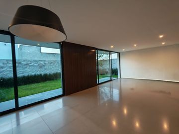 Casa seminueva en Lomas de Angelópolis Puebla con doble altura y roof garden techado