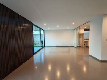 Casa seminueva en Lomas de Angelópolis Puebla con doble altura y roof garden techado