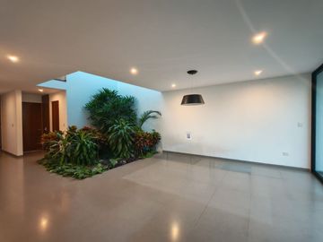 Casa seminueva en Lomas de Angelópolis Puebla con doble altura y roof garden techado