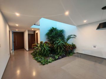 Casa seminueva en Lomas de Angelópolis Puebla con doble altura y roof garden techado