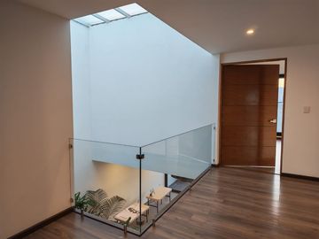 Casa seminueva en Lomas de Angelópolis Puebla con doble altura y roof garden techado