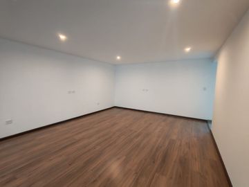 Casa seminueva en Lomas de Angelópolis Puebla con doble altura y roof garden techado