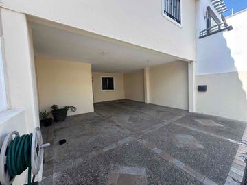 Privada Viñedos Rioja, La Campiña, 3 recámaras. 3 baños completos, estudio