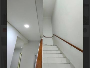 DIJUAL RUMAH CANTIK 2 LANTAI SIAP HUNI LOKASI STRATEGIS DI SUTERA LEORA (AR88/RN)