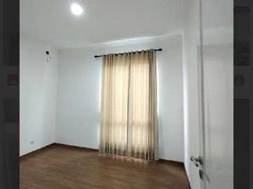 DIJUAL RUMAH CANTIK 2 LANTAI SIAP HUNI LOKASI STRATEGIS DI SUTERA LEORA (AR88/RN)