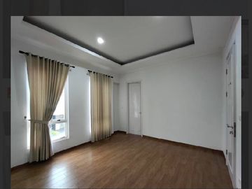 DIJUAL RUMAH CANTIK 2 LANTAI SIAP HUNI LOKASI STRATEGIS DI SUTERA LEORA (AR88/RN)