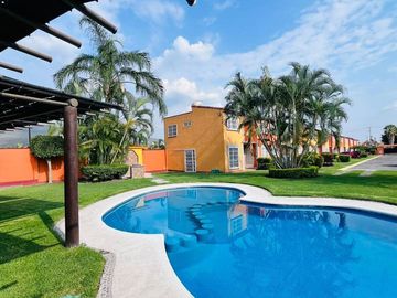 Casa en condominio de pocas casas con alberca, dentro del fraccionamiento las garzas