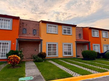 Casa en condominio de pocas casas con alberca, dentro del fraccionamiento las garzas