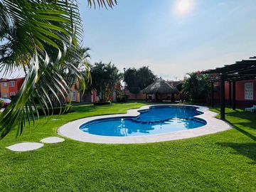 Casa en condominio de pocas casas con alberca, dentro del fraccionamiento las garzas