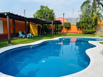 Casa en condominio de pocas casas con alberca, dentro del fraccionamiento las garzas