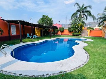 Casa en condominio de pocas casas con alberca, dentro del fraccionamiento las garzas
