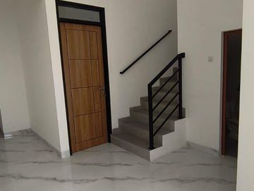 Dijual Rumah Baru Gress Tenggilis dekat Ubaya