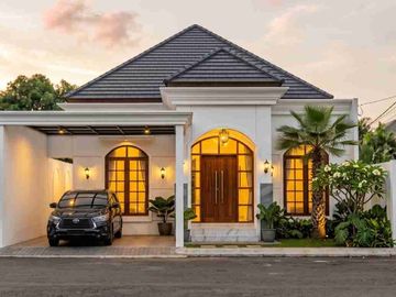 RUMAH MEWAH AMERICAN CLASSIC  KONSEP VILLA - FULL FURNISHED DENGAN PRIVAT POOL DI WEDOMARTANI DEKAT JOGJABAY