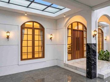 RUMAH MEWAH AMERICAN CLASSIC  KONSEP VILLA - FULL FURNISHED DENGAN PRIVAT POOL DI WEDOMARTANI DEKAT JOGJABAY