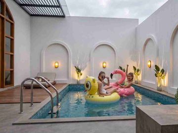 RUMAH MEWAH AMERICAN CLASSIC  KONSEP VILLA - FULL FURNISHED DENGAN PRIVAT POOL DI WEDOMARTANI DEKAT JOGJABAY