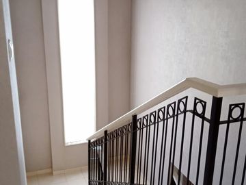 Dijual Rumah Furnished Cantik 3 Lantai SHM Siap Huni di Alam Sutera Tangerang