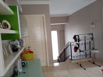 Dijual Rumah Furnished Cantik 3 Lantai SHM Siap Huni di Alam Sutera Tangerang