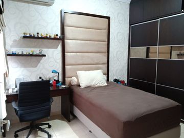 Dijual Rumah Furnished Cantik 3 Lantai SHM Siap Huni di Alam Sutera Tangerang