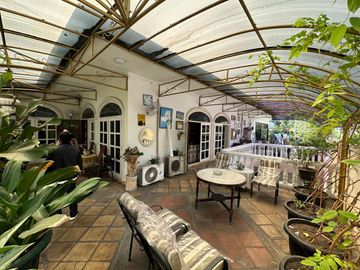 Dijual rumah mewah klasik terawat dan strategis di Tebet