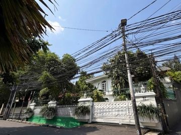 Dijual rumah mewah klasik terawat dan strategis di Tebet