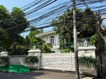 Dijual rumah mewah klasik terawat dan strategis di Tebet