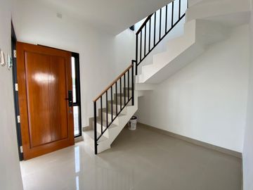 Rumah Baru Dekat Kampus UT Surakarta Desain Scandinavian Kawasan Private