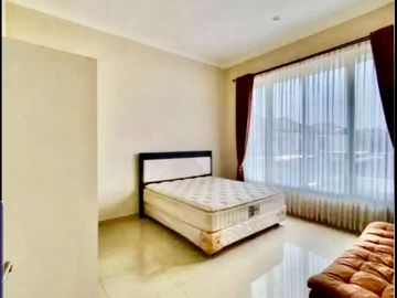 Furnish 2 Lantai Rumah Royal Residence Dekat Pakuwon Mall
