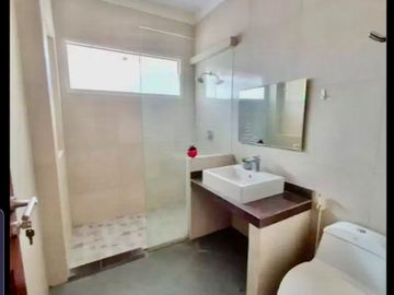 Furnish 2 Lantai Rumah Royal Residence Dekat Pakuwon Mall