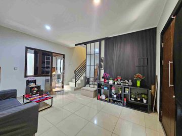 Rumah 2 lantai siap huni semi furnish di Cluster Burgundy Summarecon Bekasi