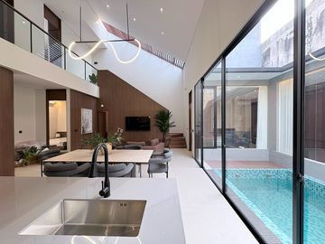 Luxury House Sudah Lengkap Dengan Furniture Di Kawasan Elite Kota Baru Parahyangan, Bandung
