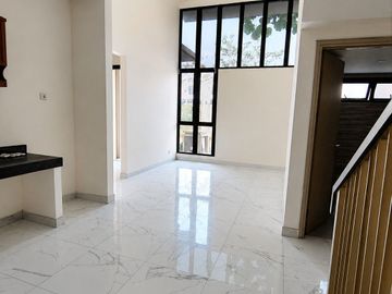 Rumah 2,5lt luas 7x14 98meter 3KT Cluster Semayang Asya JGC Jakarta Garden City