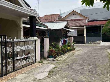 Di jual rumah belakang stadion Candrabaga Bekasi Selatan