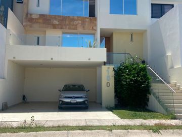 SE RENTA CASA EN PORTA FONTANA EXCELENTE UBICACION