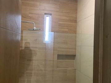 SE RENTA CASA EN PORTA FONTANA EXCELENTE UBICACION