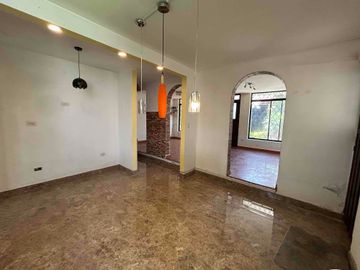 Casa en venta en Playa Chica, urb privada - San Rafael - Valle de los chillos- 3 dormitorios + 1 dormitorio independiente