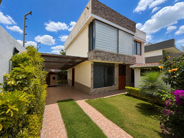 Casa en venta en Playa Chica, urb privada - San Rafael - Valle de los chillos- 3 dormitorios + 1 dormitorio independiente