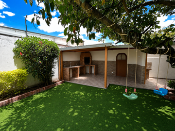 Casa en venta en Playa Chica, urb privada - San Rafael - Valle de los chillos- 3 dormitorios + 1 dormitorio independiente