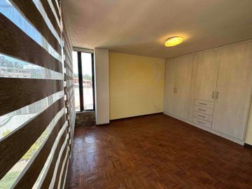 Casa en venta en Playa Chica, urb privada - San Rafael - Valle de los chillos- 3 dormitorios + 1 dormitorio independiente