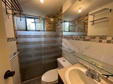 Casa en venta en Playa Chica, urb privada - San Rafael - Valle de los chillos- 3 dormitorios + 1 dormitorio independiente