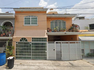 ¡CASA EN VENTA EN ZAPOPAN JALISCO, CERCA DEL ESTADIO AKRON Y CENTRO COMERCVIAL CENTRO SUR! INVIERTE SABIAMNETE EN ESTE REMATE HIPOTECARIO