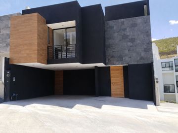 Casa en venta en privada del Pedregal con alberca