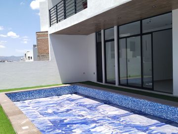 Casa en venta en privada del Pedregal con alberca